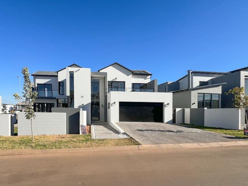 Double-Volume Elegance, Designer Finishes & Family Comfort - Photo 8