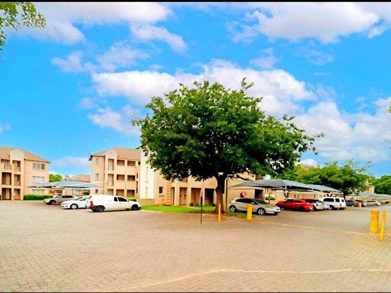 Perfect two bedroom townhouse in Klippoortje - Photo 2