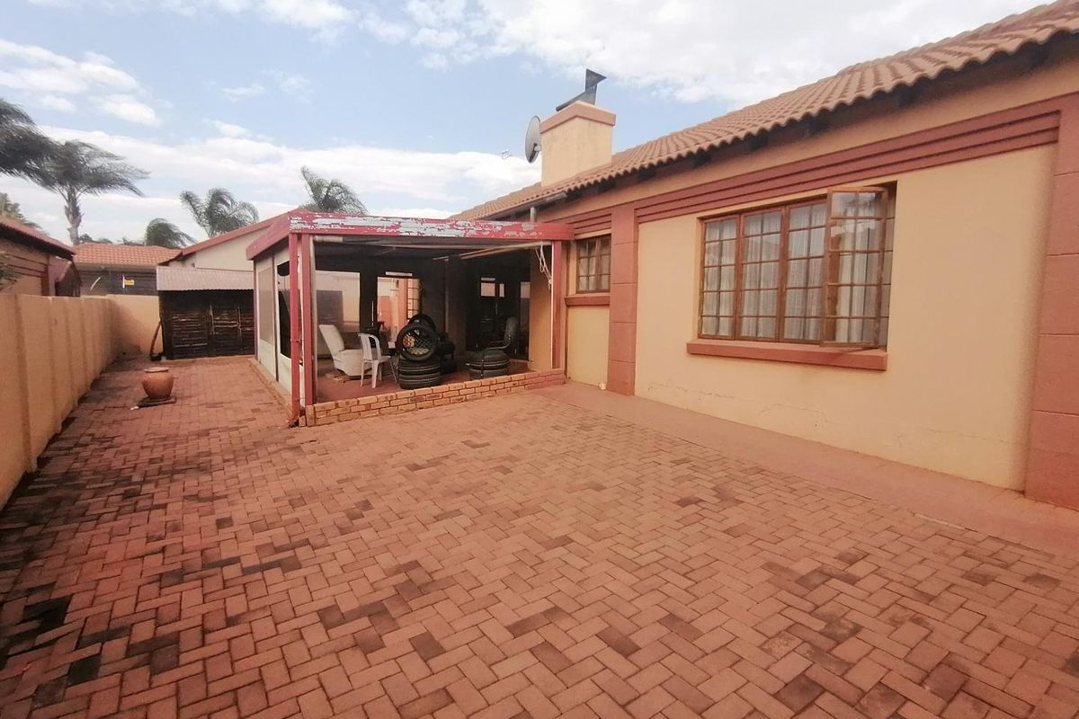 Beautiful Home in a Well maintained Complex - Photo 3