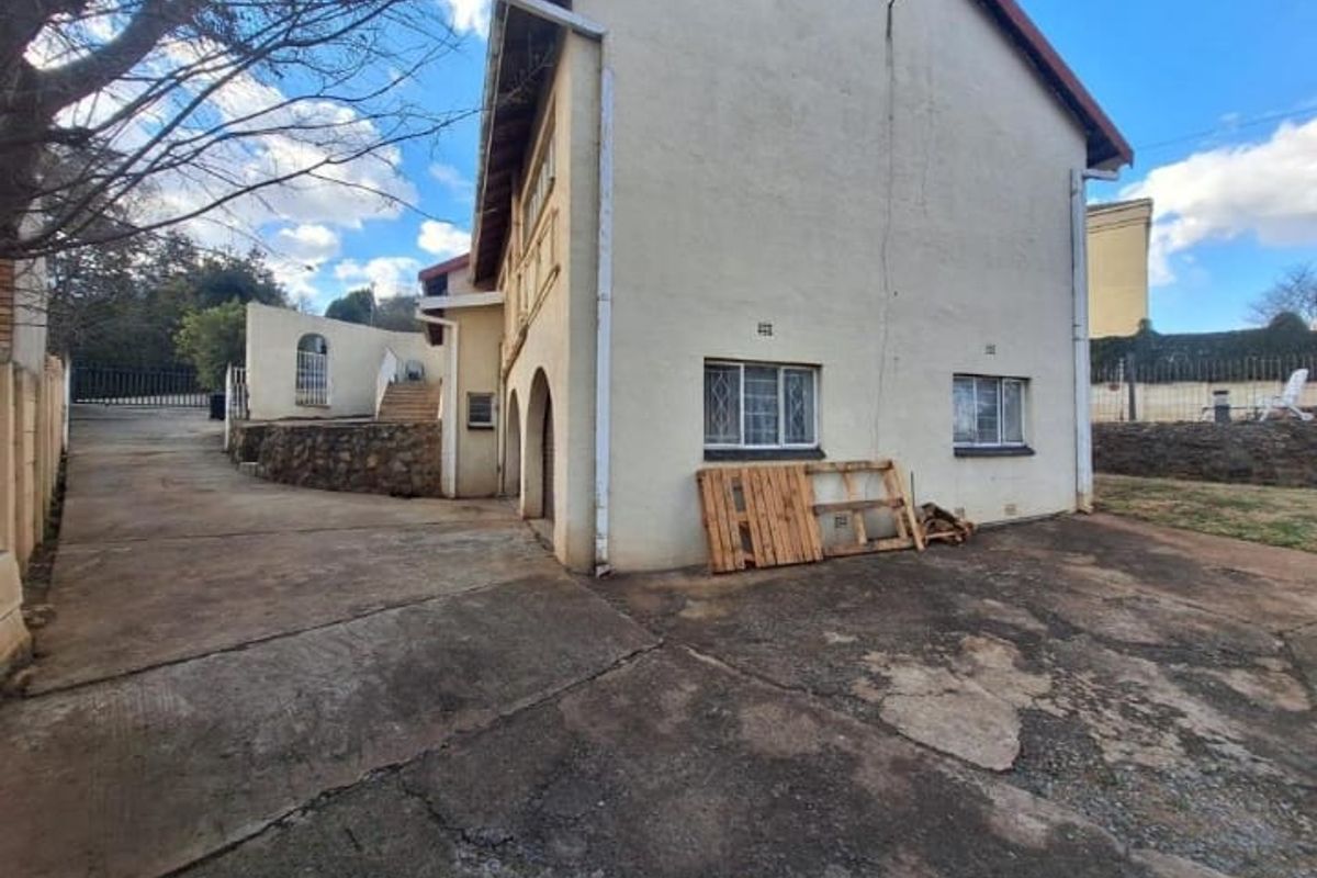 4 Bedroom House for Sale in Kiblerpark Johannesburg South - Photo 2