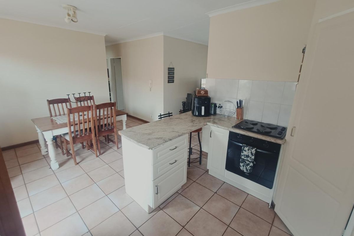 BEAUTIFUL TOWNHOUSE FOR SALE IN SECURE COMPLEX IN HENNOPSPARK!!!! - Photo 5