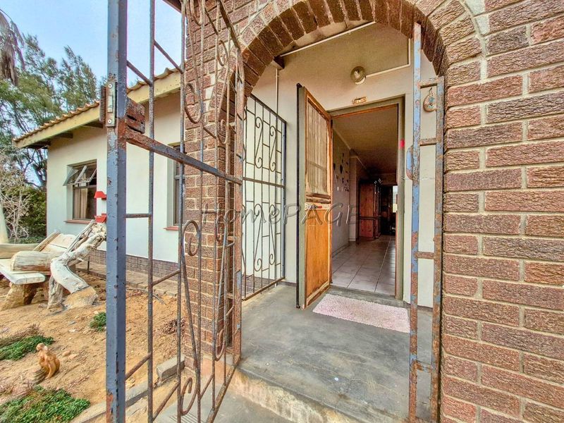 Central, Walvis Bay:  3 Bedr Home IN VERY GOOD AREA is for Sale - Photo 2