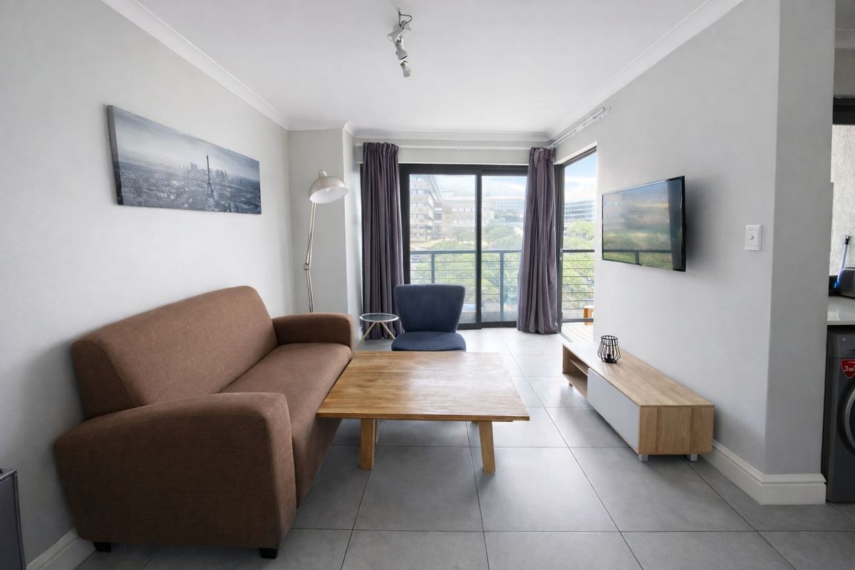 Modern, Furnished Apartment with Balcony, Parking & Gym — Observatory - Photo 2