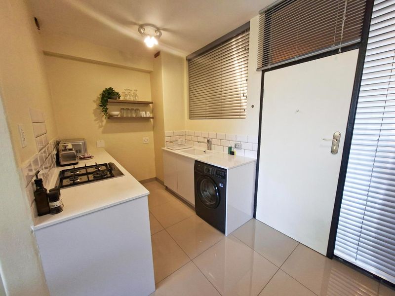 Bright and Spacious Fully Furnished Studio Apartment to Rent in Illovo Mews - Photo 4