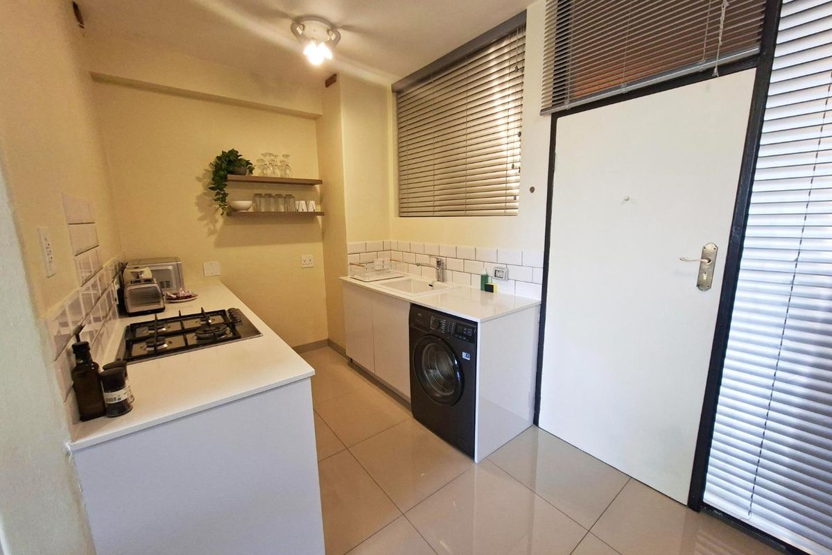 Bright and Spacious Fully Furnished Studio Apartment to Rent in Illovo Mews - Photo 4