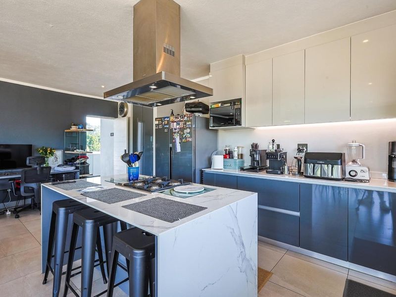 Elevated Living: An Eco-Chic Luxury Penthouse - Photo 8