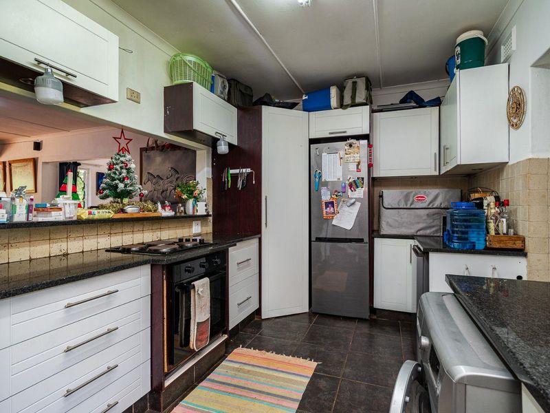 VERSATILE FAMILY LIVING WITH INCOME POTENTIAL IN A PRIME LOCATION - Photo 7