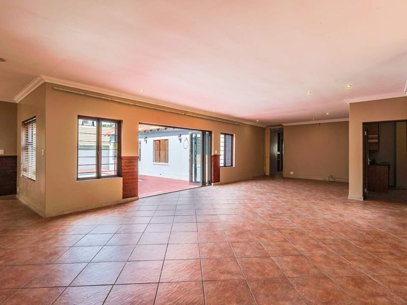 Spacious 4 Bedroom Family Home in Prestigious Security Estate - Photo 7