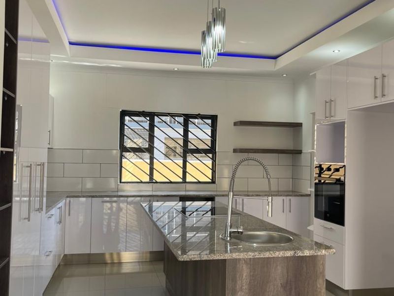 Family Home with Income-Generating Flat in Prime Academia - Photo 2