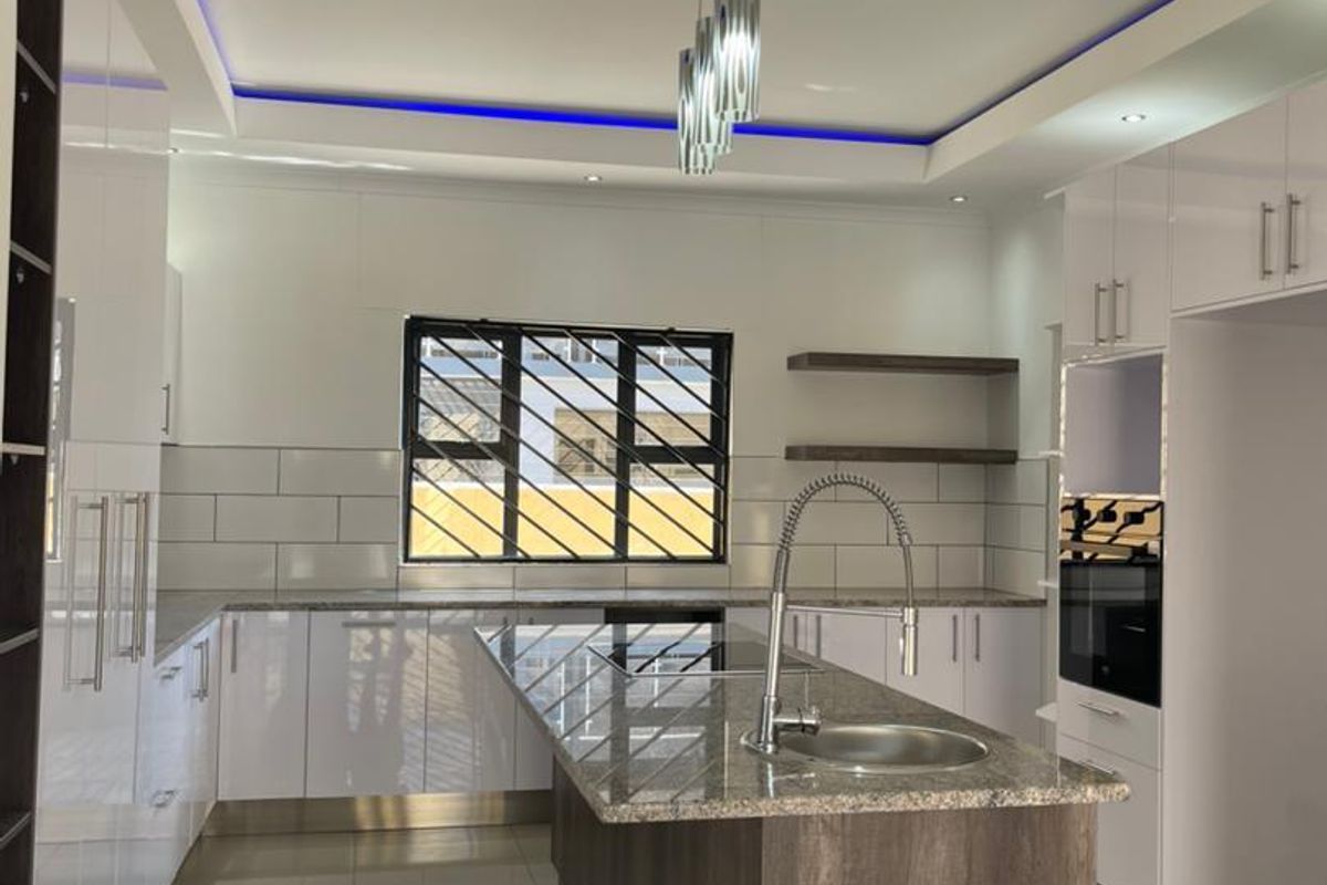 Family Home with Income-Generating Flat in Prime Academia - Photo 2