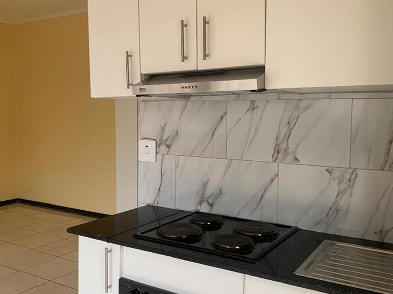 **Charming Bachelor Pad for Rent in Birchleigh** - Photo 2