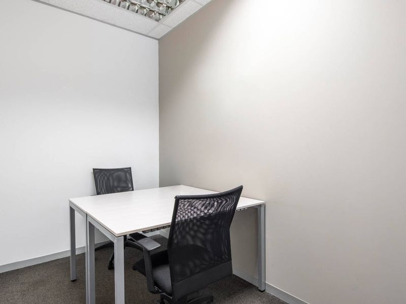 Fully serviced private office space for you and your team in Regus Southdowns Ridge Office Park. - Photo 2