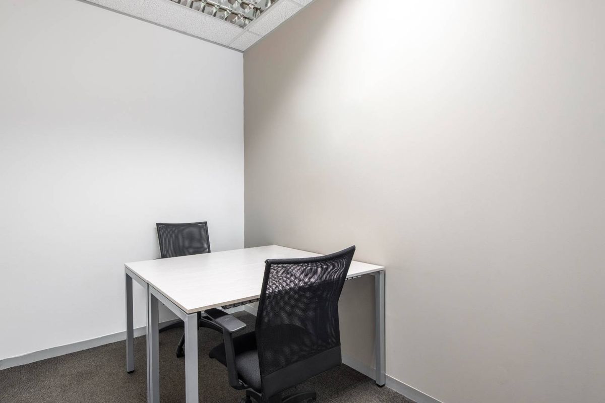 Fully serviced private office space for you and your team in Regus Southdowns Ridge Office Park. - Photo 2
