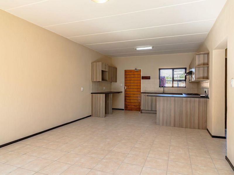 2 BEDROOM 2 BATHROOM APARTMENT WITH LOW LEVIES. - Photo 7