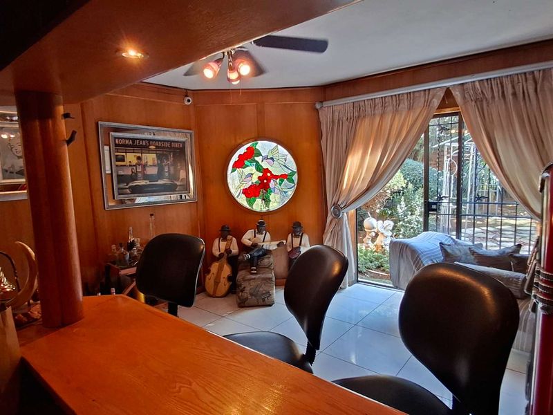 Double story Entertainers offering Luxoury, Security and Privacy - Photo 9