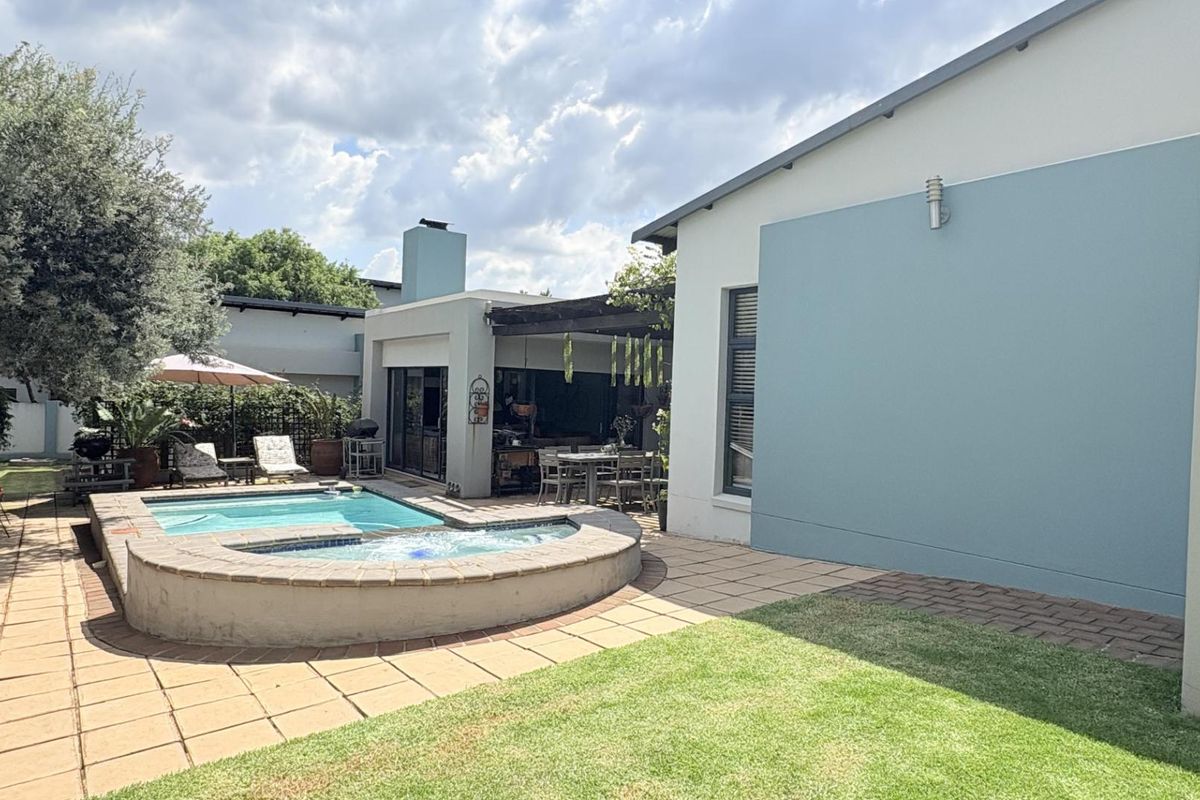Midstream Ridge Single level gem with pool & established garden - Photo 2