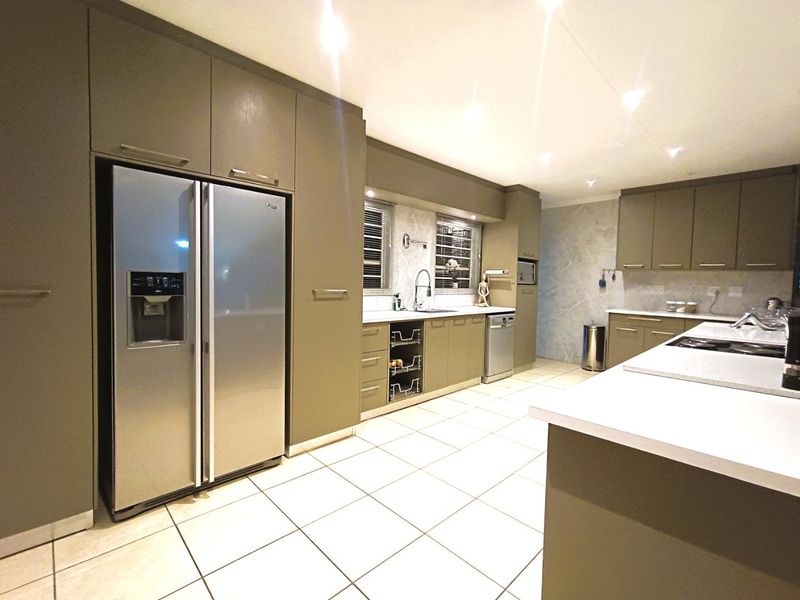 Modern Elegance with Flat - Photo 5