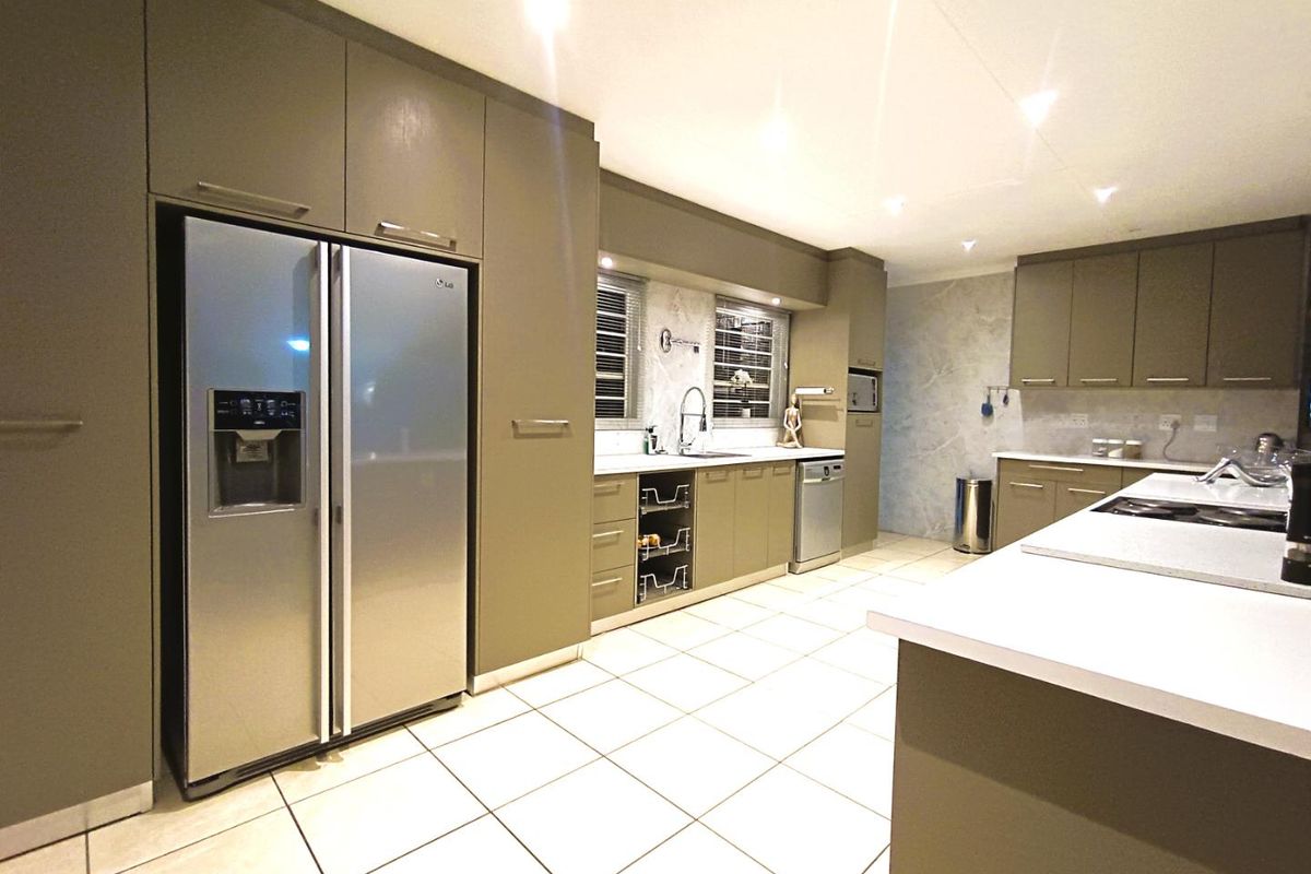 Modern Elegance with Flat - Photo 5
