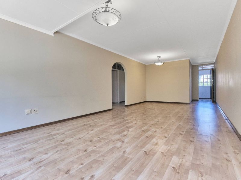 Charming Tudor-Styled 2 Bedroom Apartment in the Heart of Sandown - Photo 2