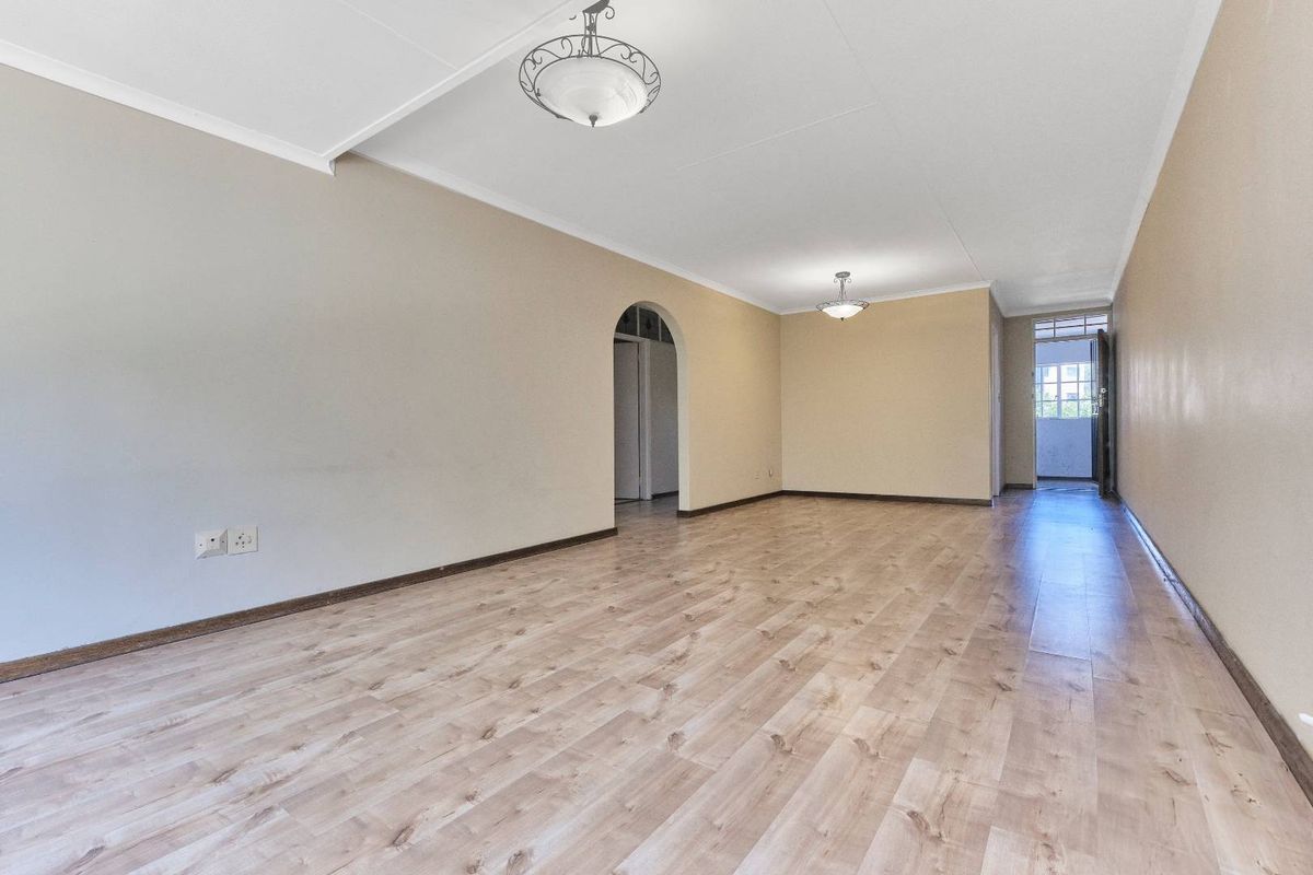 Charming Tudor-Styled 2 Bedroom Apartment in the Heart of Sandown - Photo 2