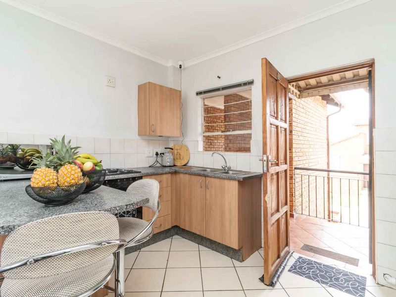 Unwind in Style: Modern 2 bedroom apartment. Mountain Views from Your Private Balcony - Photo 5