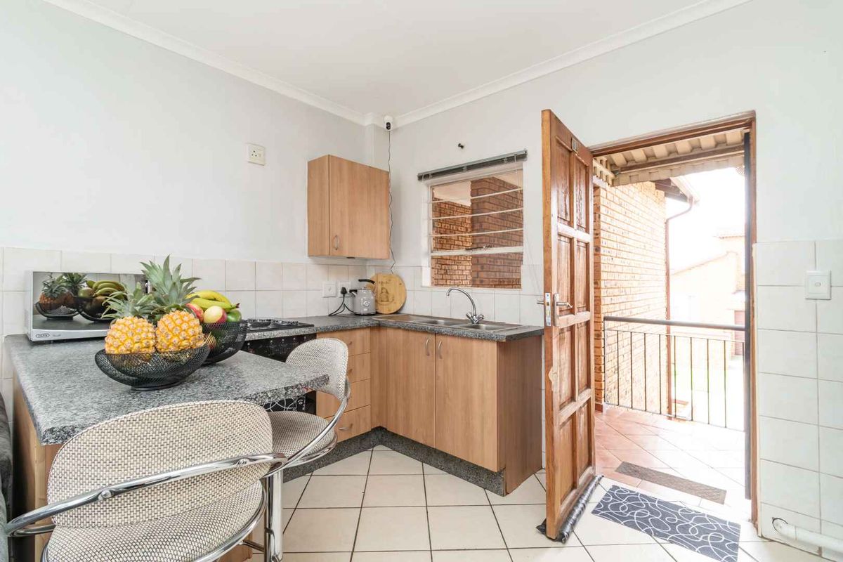 Unwind in Style: Modern 2 bedroom apartment. Mountain Views from Your Private Balcony - Photo 5