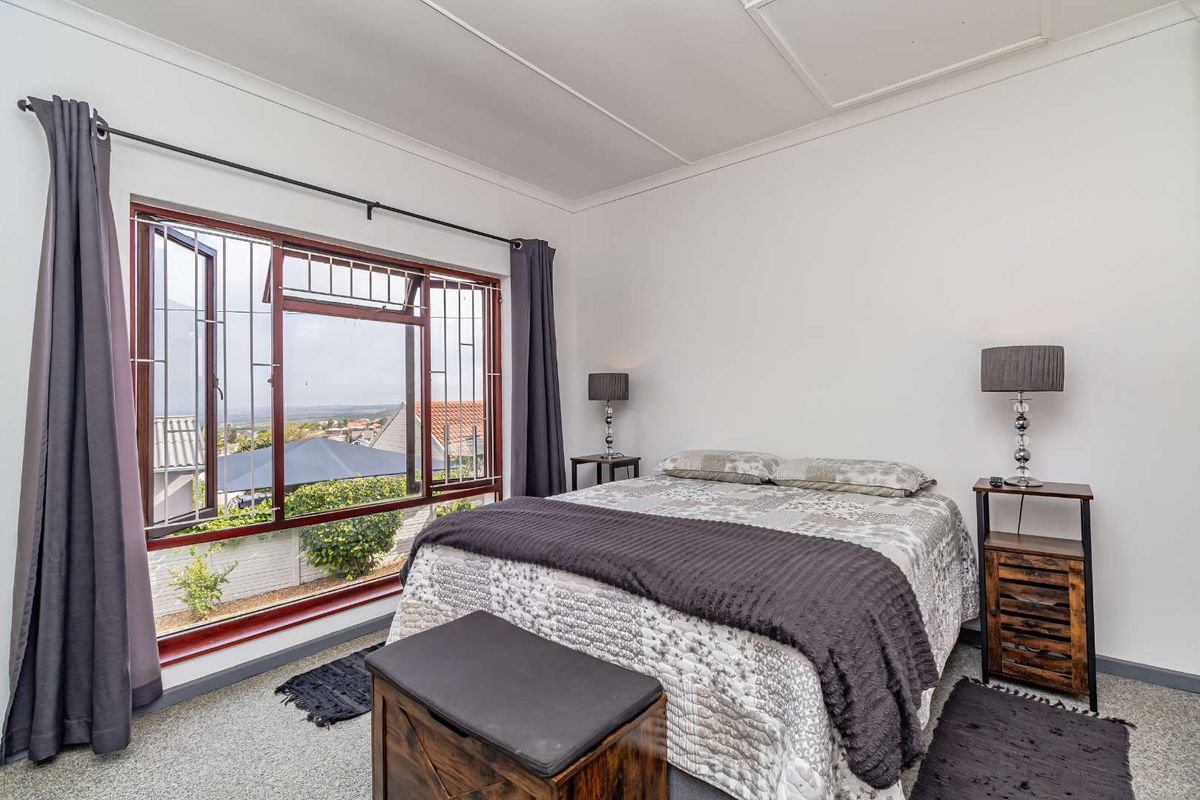 Spacious 5 bedroom house with immaculate ocean views - Photo 4