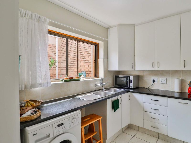 Perfect lock-up and go with magical sea views - Photo 4