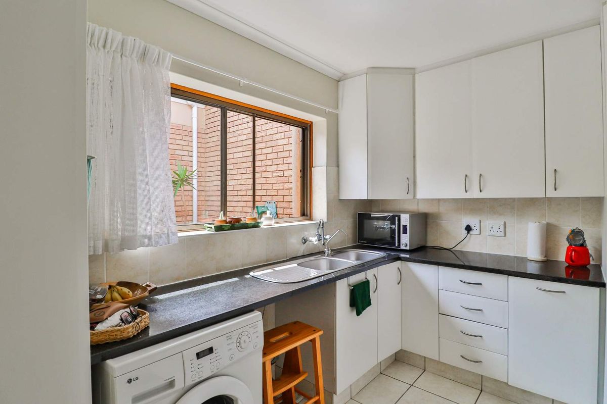 Perfect lock-up and go with magical sea views - Photo 4