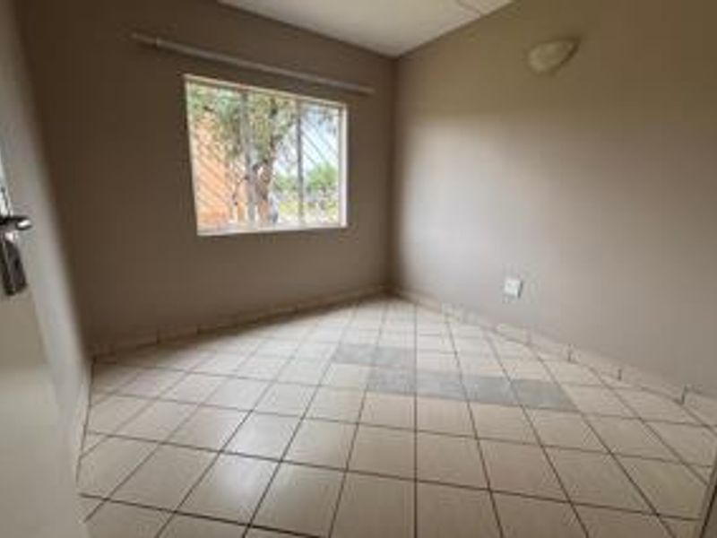 Modern 2-Bedroom Apartment For Sale in Protea Glen - Photo 6