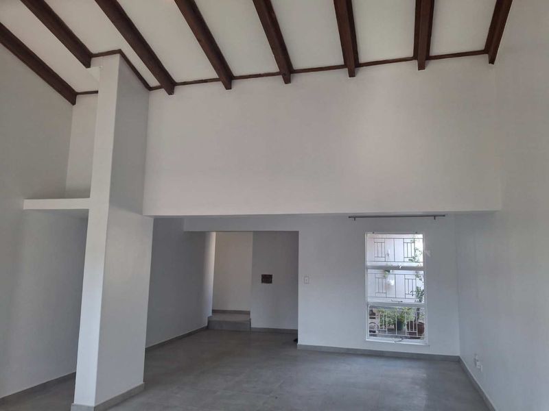 A BEAUTIFULLY RENOVATED TWO BEDROOM SIMPLEX - Photo 5