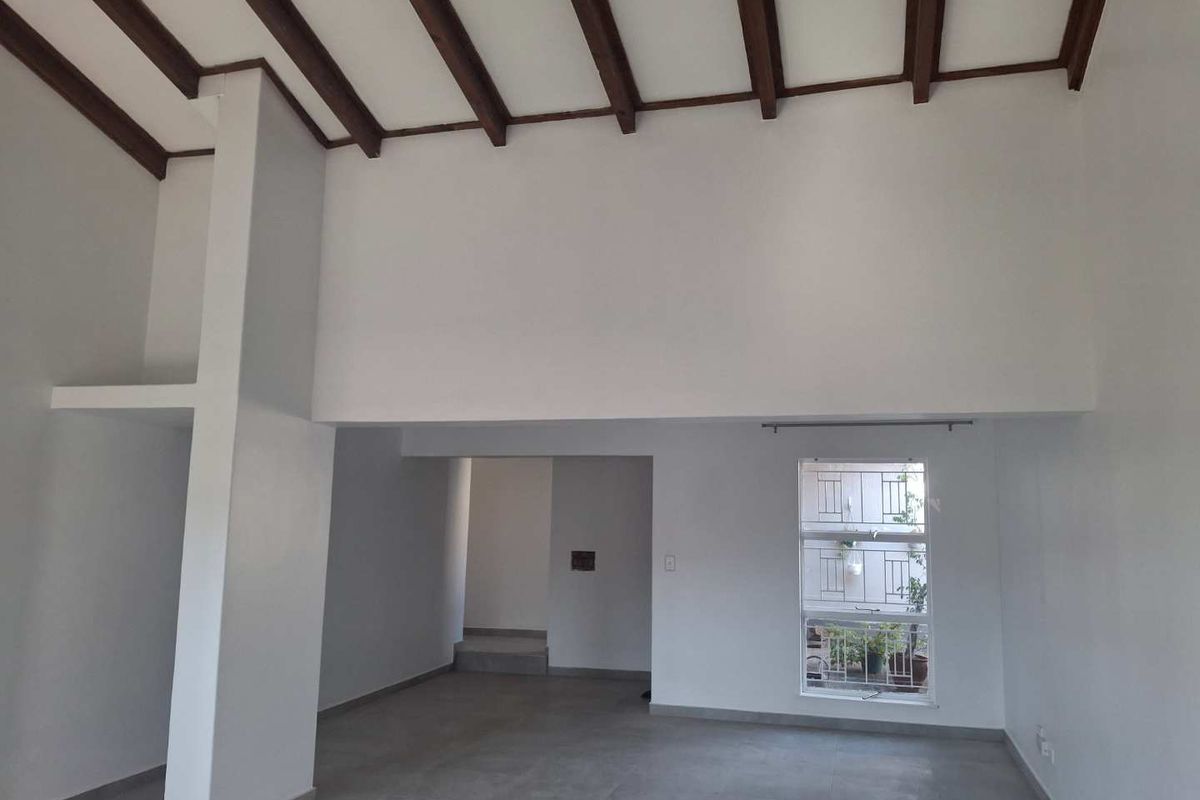 A BEAUTIFULLY RENOVATED TWO BEDROOM SIMPLEX - Photo 5