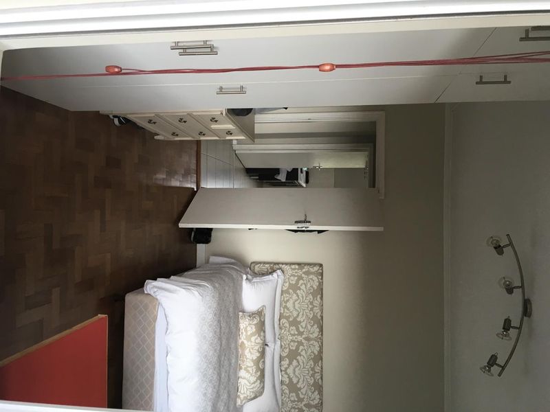Renovated 2 bedroom UNFURNISHED unit - Photo 6