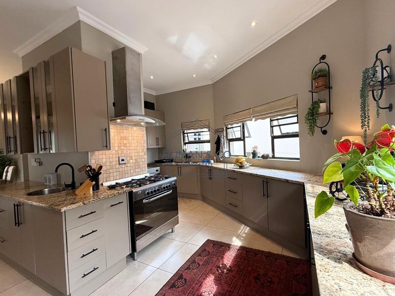 Modern 3-bedroom Home near Lagoon with outdoor swimming pool - Photo 9