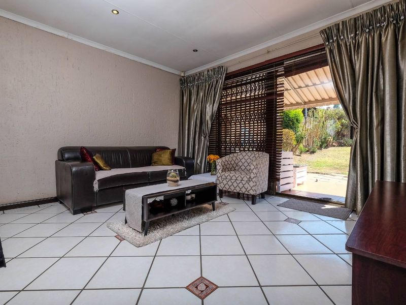 Lovely 3 Bedroom/2 Bathroom Simplex with Double Garage! - Photo 9