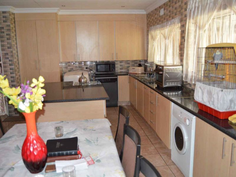 Family Home With A Flatlet In Dinwiddie - Photo 6