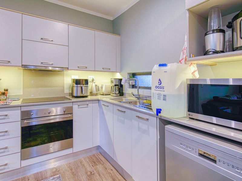 2 Bedroom Apartment to Rent in Rosebank - Photo 4