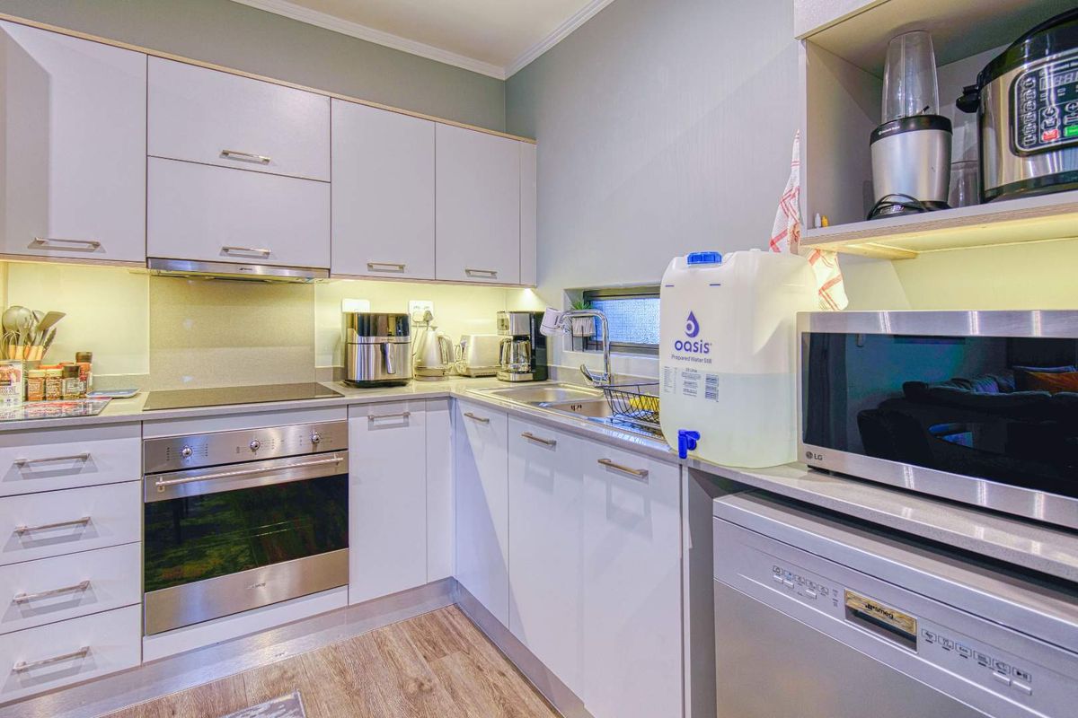 2 Bedroom Apartment to Rent in Rosebank - Photo 4