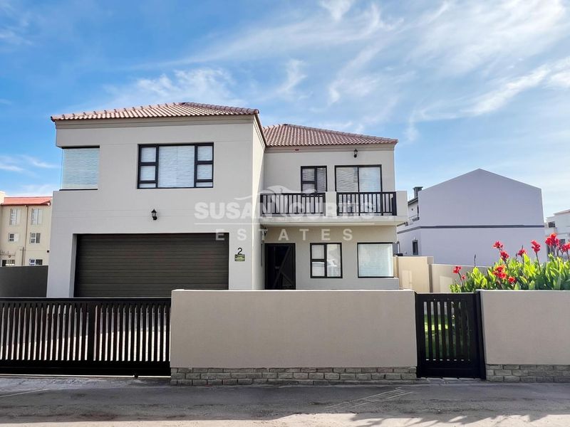 Spacious Freestanding Home with Generous Yard - Photo 5