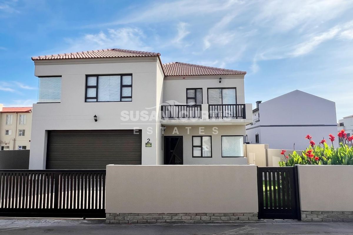 Spacious Freestanding Home with Generous Yard - Photo 5