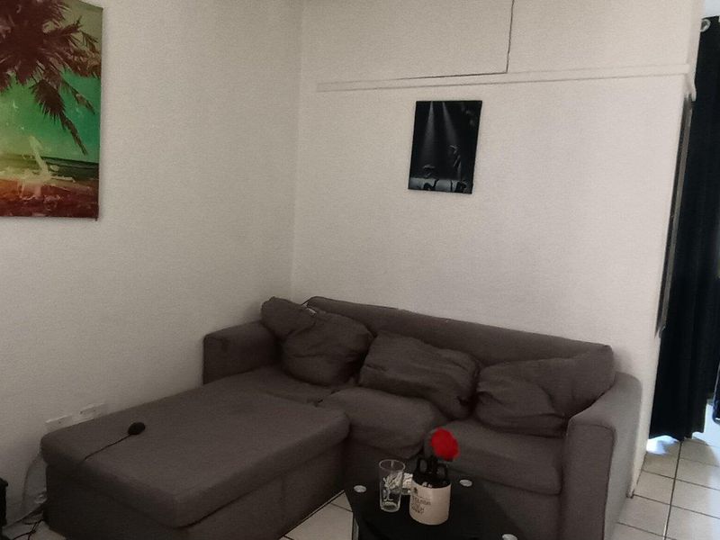 Well maintained Bachelors Apartment For S in stunning sought after complex! - Photo 3