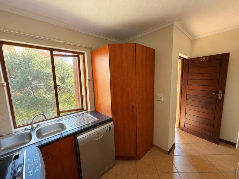 Modern 2-Bedroom Apartment with Dual En-Suite Bathrooms, Walk-In Closets, Private Balcony & Communal Pool - Photo 8