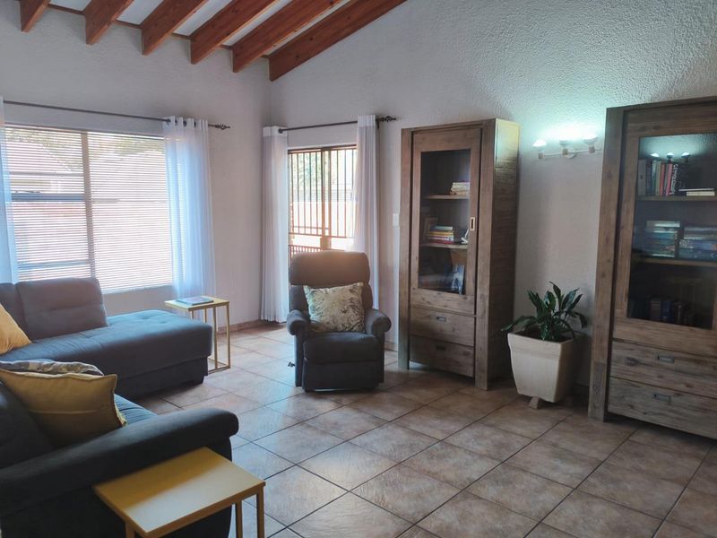 3 spacious bedroom face brick cluster, with a pool and garage! - Photo 6