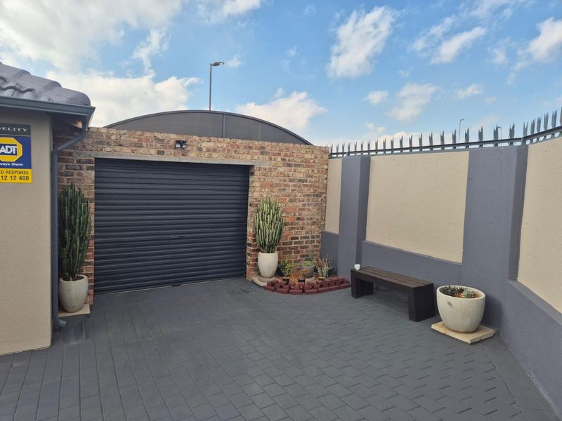 Clayville - R 1 180 000 Lovely Family Home - Photo 7
