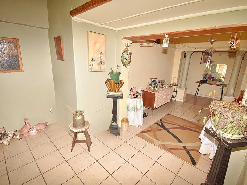 Spacious Home - Photo 3