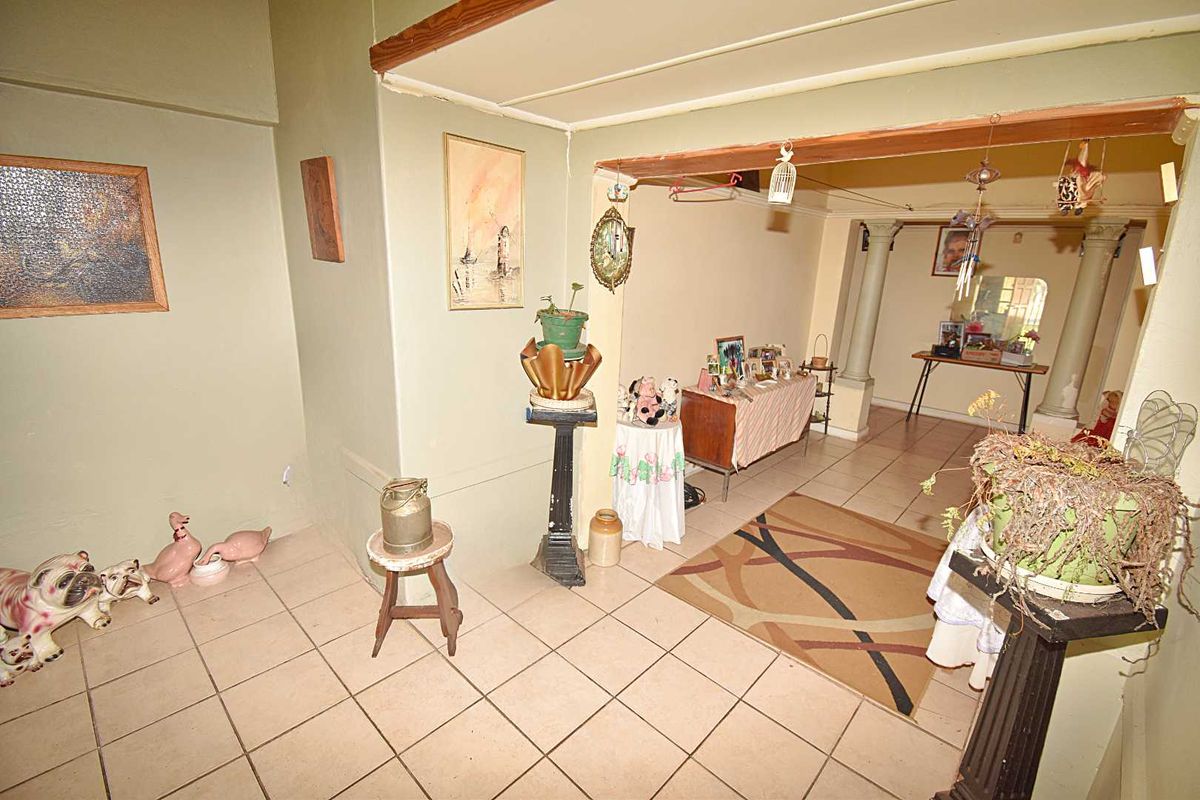 Spacious Home - Photo 3