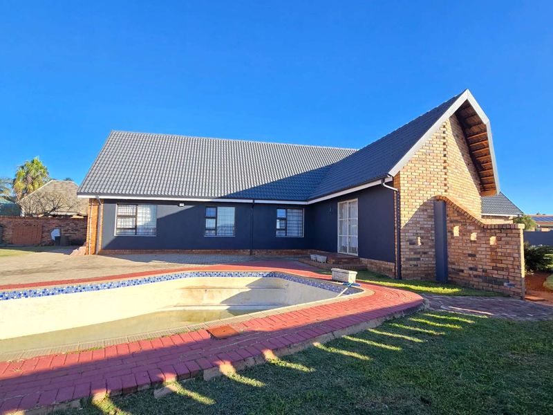 Modern Luxury on a Spacious Corner Stand – Fully Renovated Family Home - Photo 5