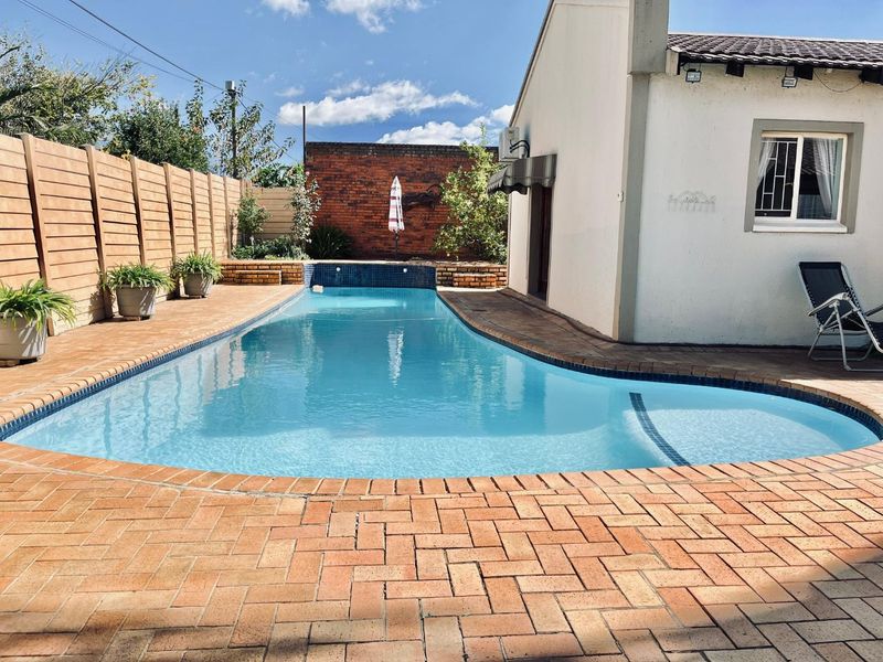 A jewel of a house in Boksburg South, located in a quiet area with no pedestrian traffic - Photo 6
