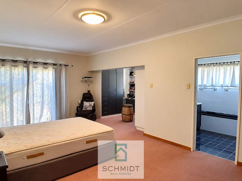 5 Bedroom Home FOR SALE in Klein Windhoek : N$11 000 000.00 excl costs - Photo 10