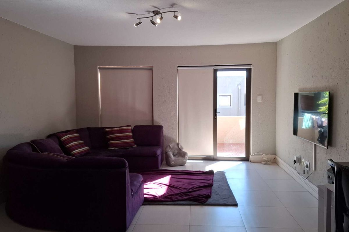 Secure townhouse - Upstairs unit in Popular Complex - Photo 2